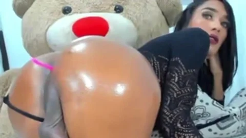 tasty Ts Shows Off Her arse