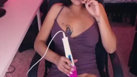 mature tranny Tickles petite 10-Pounder